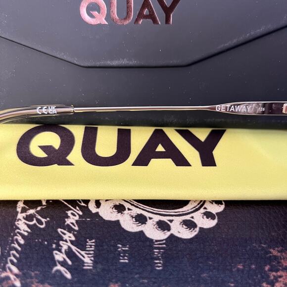 QUAY Sunglasses Getaway in Gray Frames, Gray Smoke lens NEW - Picture 8 of 9